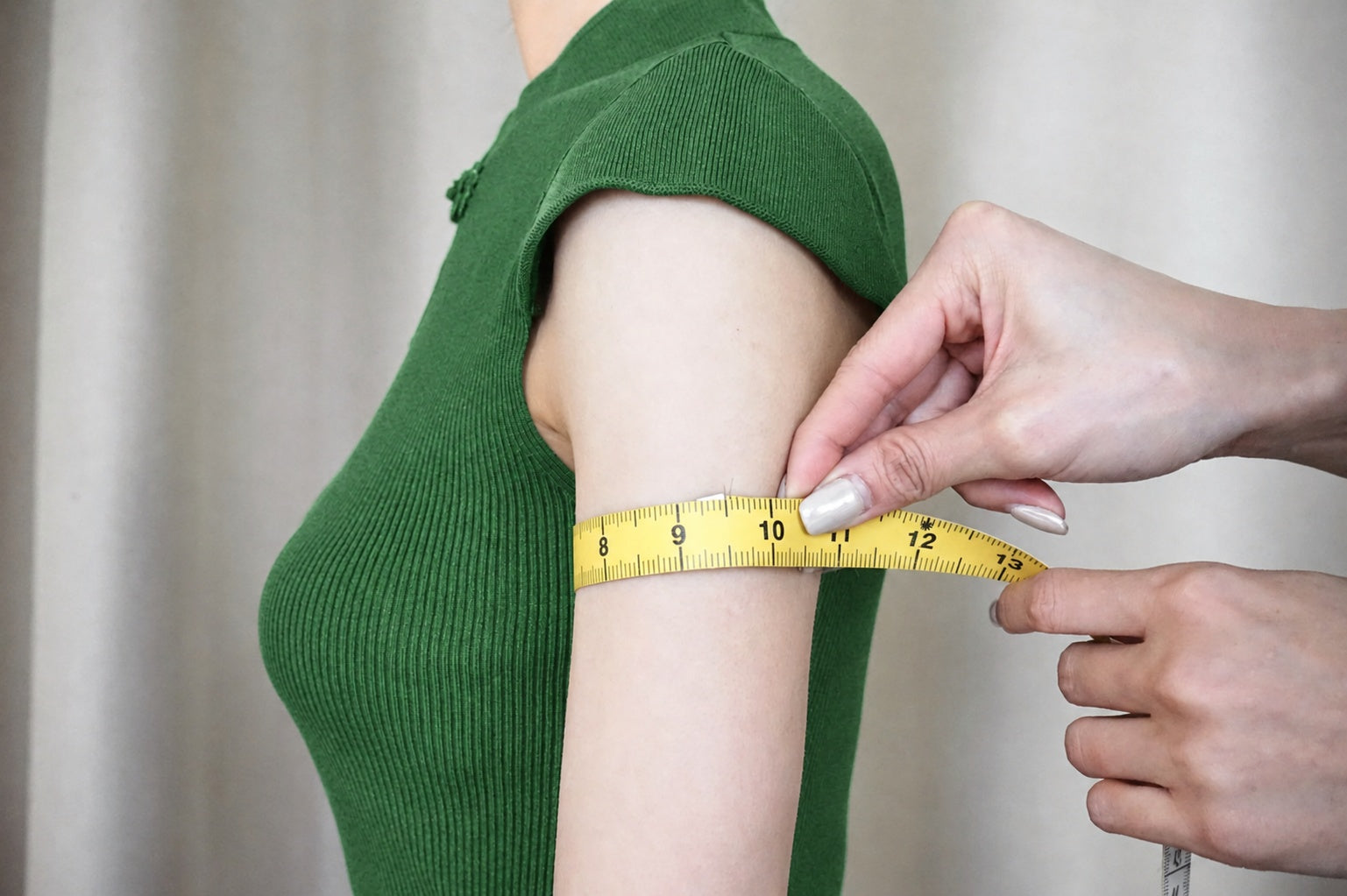 Measuring around the fullest part of the upper arm
