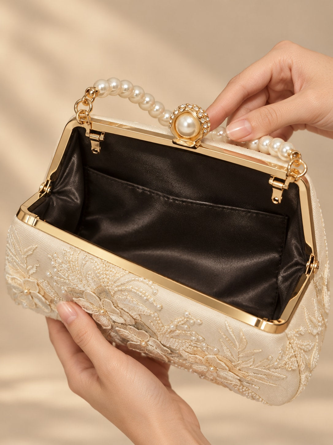 White Elegant Embroidered Pearl Handle Evening Clutch