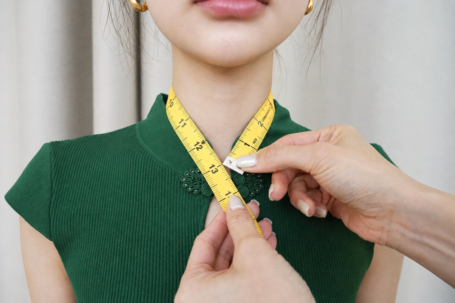Measuring the neck girth in a shallow V