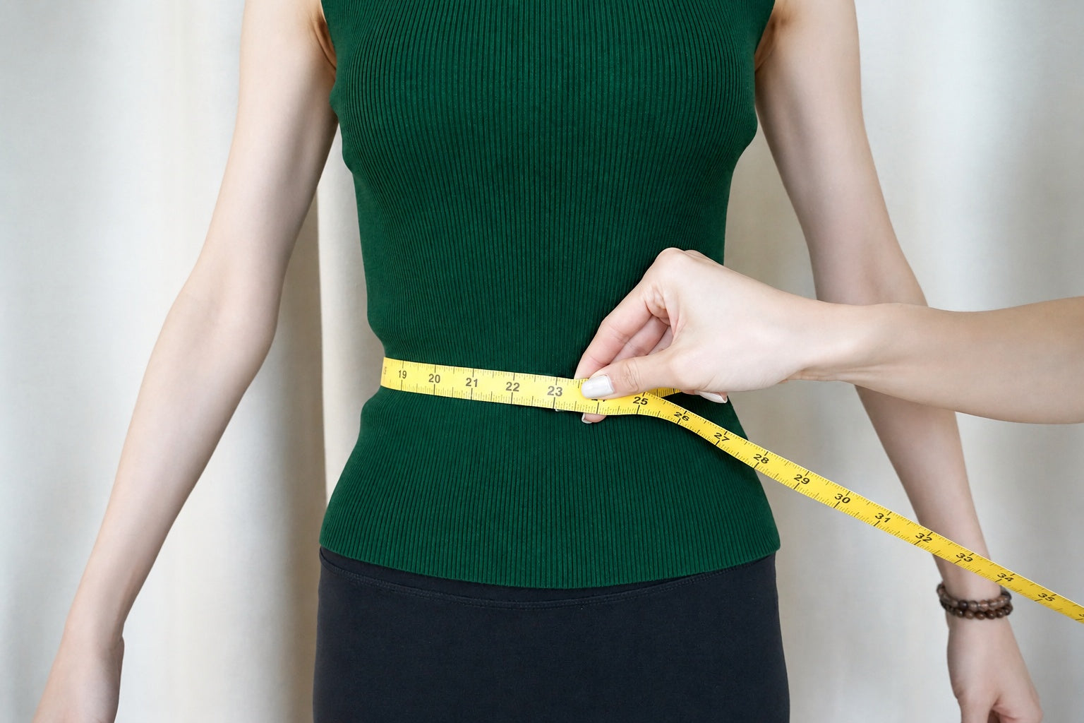 Locating the natural waistline with a measuring tape